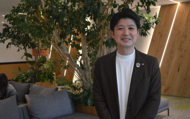 BE STAGEを担当する渋谷事業本部 運営企画グループリーダーの池田祐一さん。胸には東急グループとして出展する「2027年国際園芸博覧会」のバッジを着用